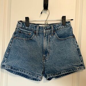 Abercrombie The Mom Short Curve Love Size 25 Medium Wash